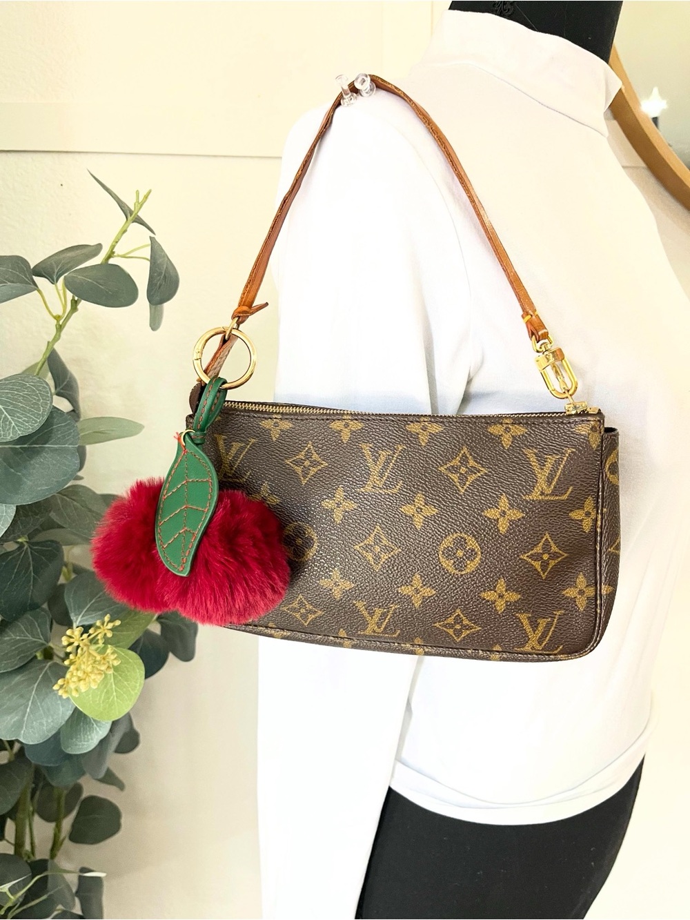 Louis Vuitton Pochette - Picture 7 of 7